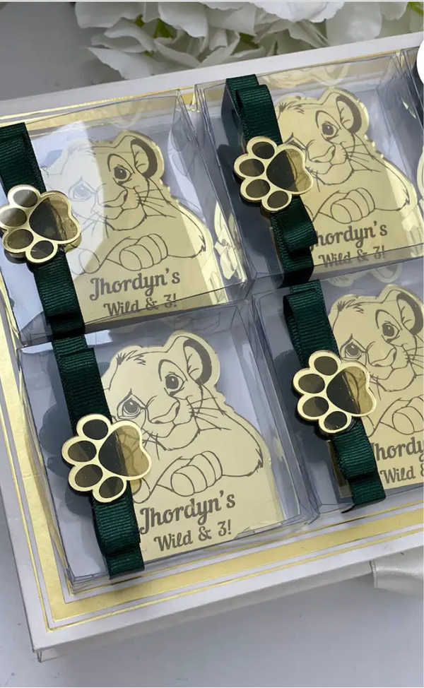 Plexiglass personnalisé cadeau invité anniversaire — thème | CréaBySana