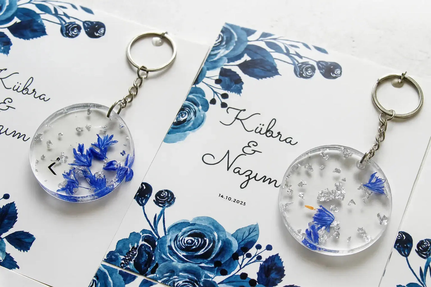 Porte-clés personnalisé avec prénom et fleurs bleues séchées – création artisanale élégante Créa By Sana