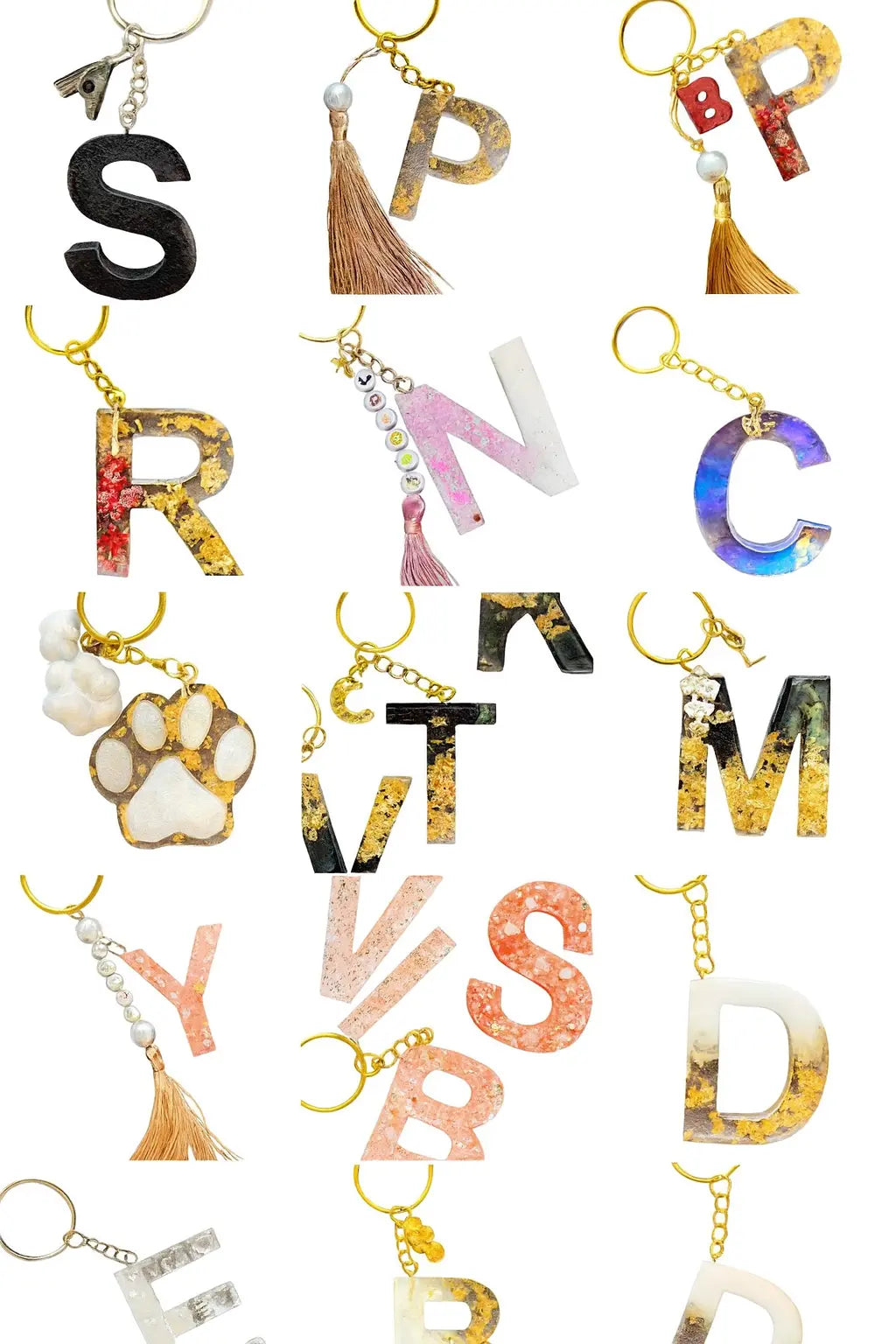 Porte-clés personnalisé famille en résine avec prénoms et fleurs séchées – création artisanale dorée Créa By Sana