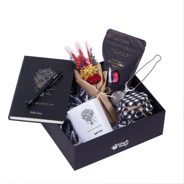 Coffret cadeau professeur personnalisé — tasse, agenda, thé et fleurs séchées | CréaBySana