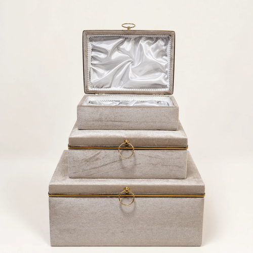 Set de 3 coffrets trousseau Sofia en velours beige lisse, coffret du haut ouvert
