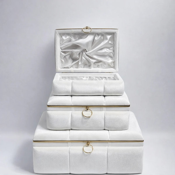 Set de 3 coffrets trousseau Nour en velours blanc nacré, coffret du haut ouvert