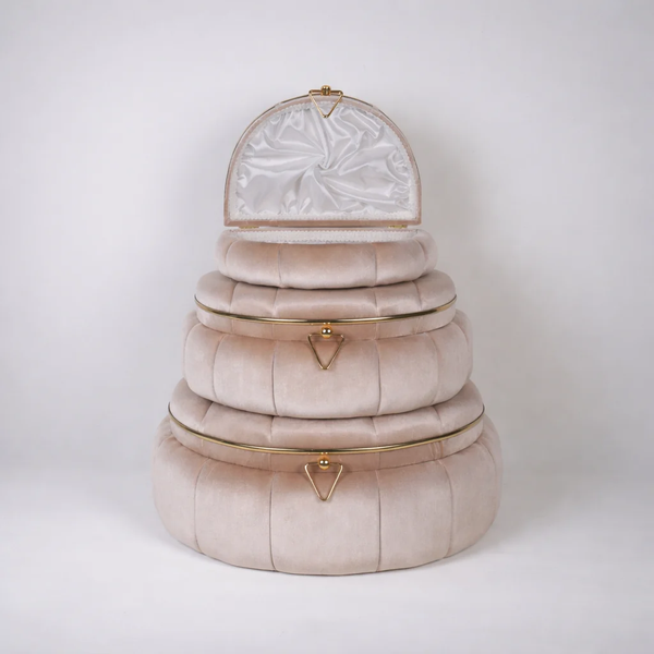 Set de 3 coffrets trousseau Amira en velours rose poudré, couvercle ouvert sur le satin