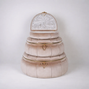 Set de 3 coffrets trousseau Amira en velours rose poudré, couvercle ouvert sur le satin