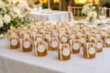 Mini pots de miel personnalisés sur table de mariage