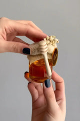 Mini pot de miel mariage tenu en main – format invité