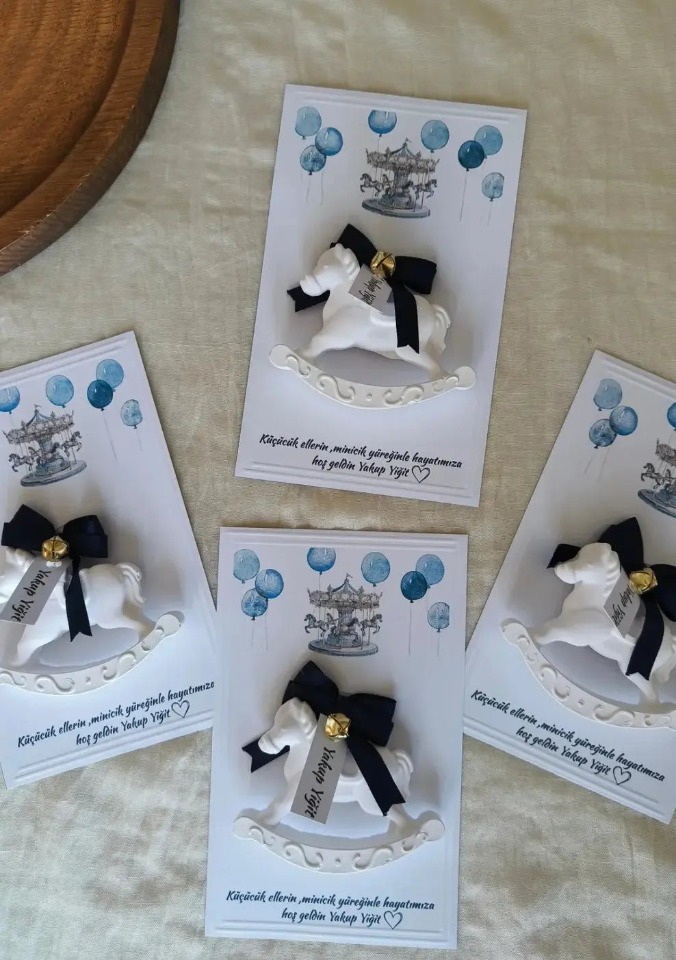 Magnet Personnalisé Cheval à Bascule – Souvenir Naissance ou Baptême Garçon – Cadeau Invité Élégant & Unique - CréaBySana