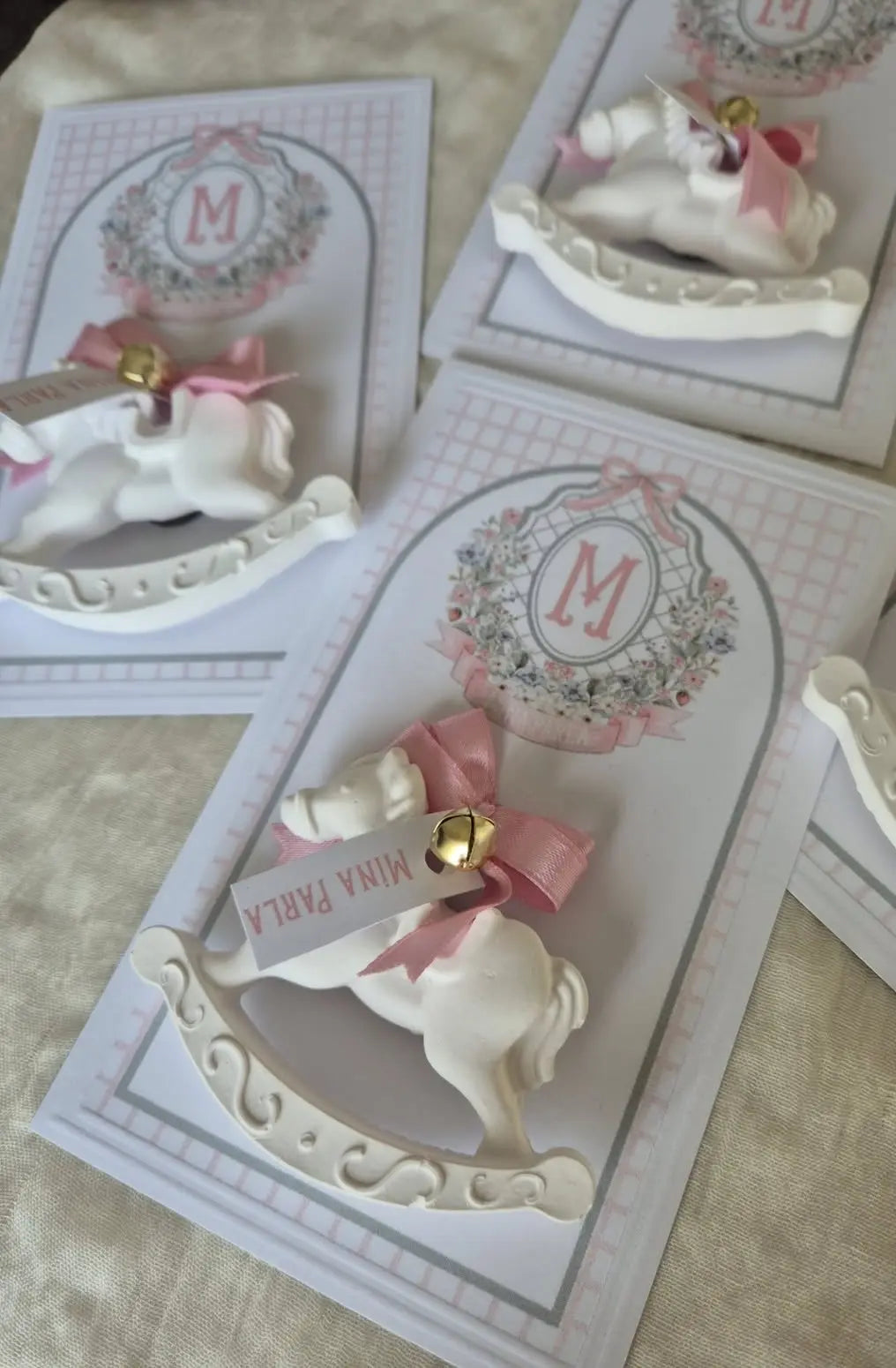 Magnet Personnalisé Cheval à Bascule – Souvenir Naissance ou Baptême Garçon – Cadeau Invité Élégant & Unique - CréaBySana