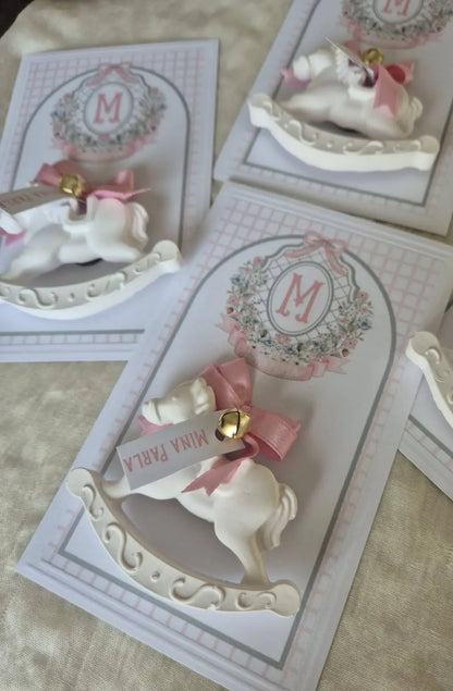 Magnet Personnalisé Cheval à Bascule – Souvenir Naissance ou Baptême Garçon – Cadeau Invité Élégant & Unique - CréaBySana