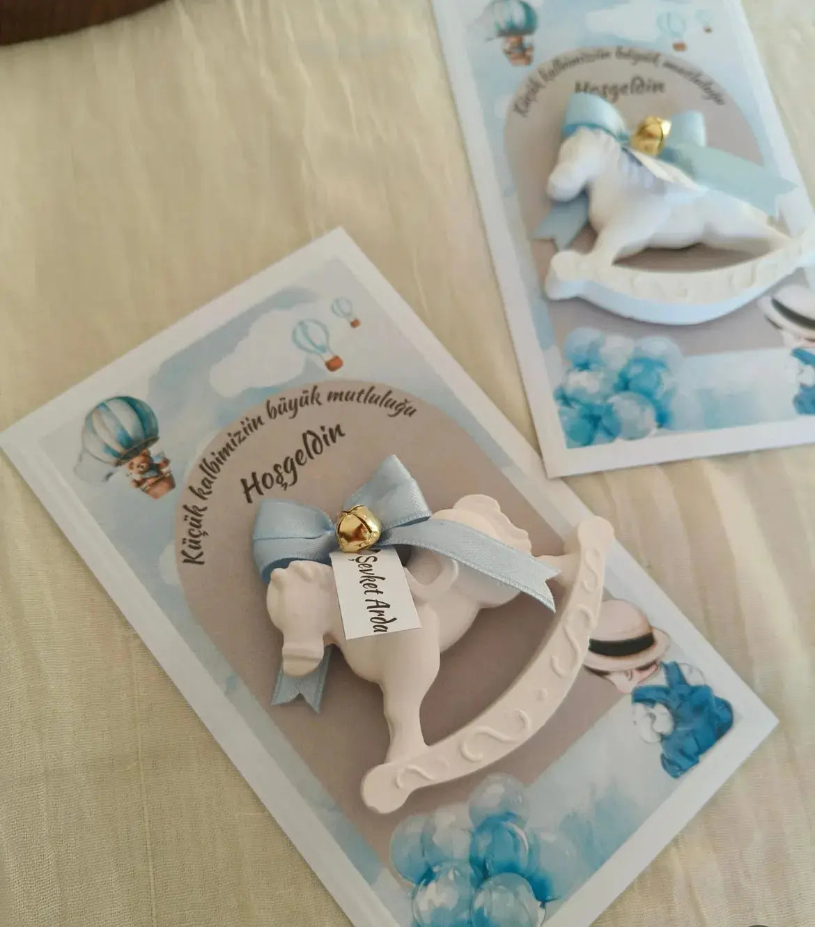 Magnet Personnalisé Cheval à Bascule – Souvenir Naissance ou Baptême Garçon – Cadeau Invité Élégant & Unique - CréaBySana