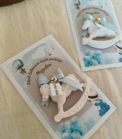 Magnet Personnalisé Cheval à Bascule – Souvenir Naissance ou Baptême Garçon – Cadeau Invité Élégant & Unique - CréaBySana