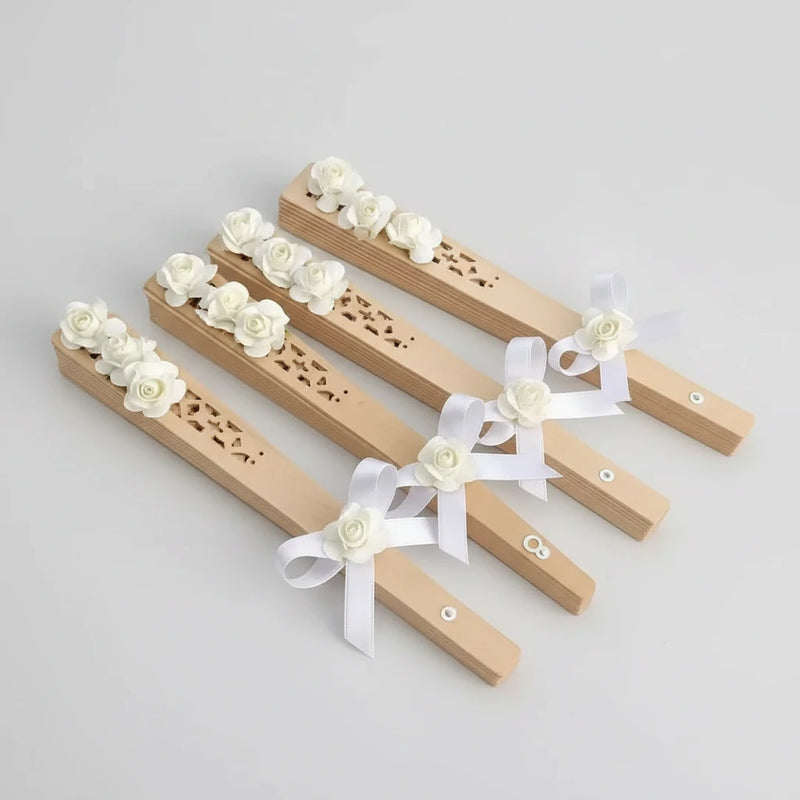 Éventail bois artisanal ruban blanc mariage élégant | CréaBySana