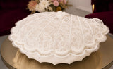 Coffret coquillage trousseau mariée fermé, dentelle brodée à motif floral, bordure perlée et pompon satin sur table dorée