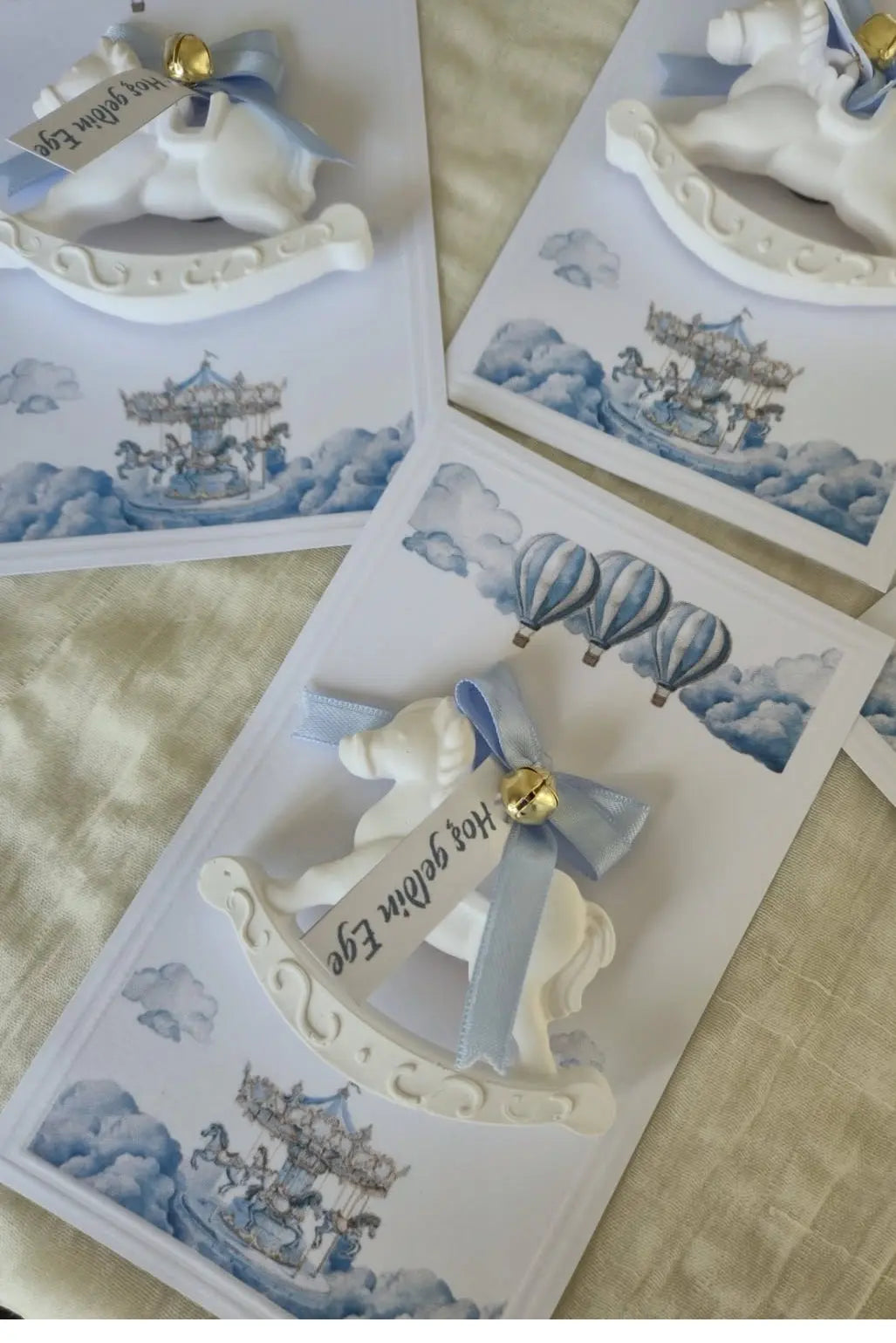 Magnet Personnalisé Cheval à Bascule – Souvenir Naissance ou Baptême Garçon – Cadeau Invité Élégant & Unique - CréaBySana