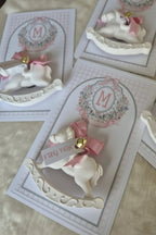 Magnet Personnalisé Cheval à Bascule – Souvenir Naissance ou Baptême Garçon – Cadeau Invité Élégant & Unique - CréaBySana