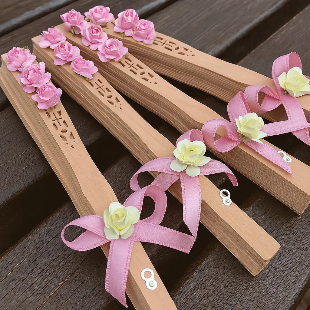 Un éventail élégant en bois – Cadeau invité mariage personnalisé CréaBySana