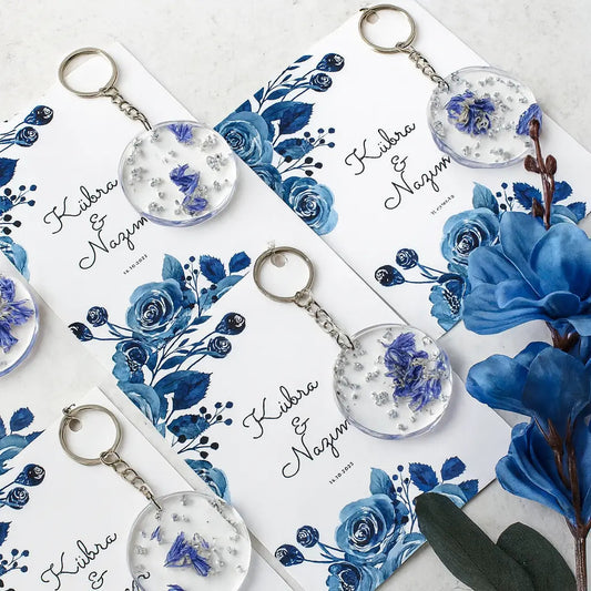 Porte-clés personnalisé avec prénom et fleurs bleues séchées – création artisanale élégante Créa By Sana
