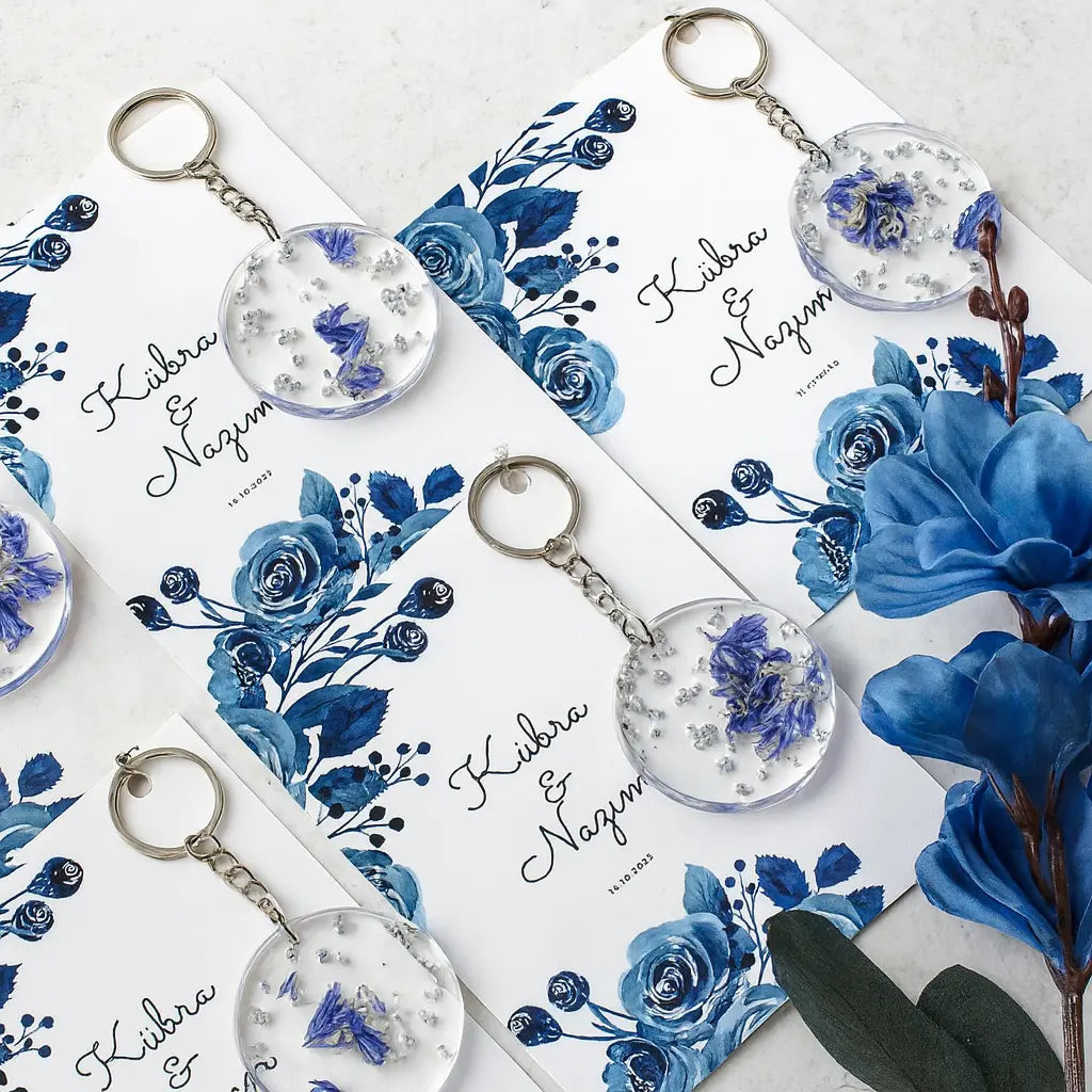 Porte-clés personnalisé avec prénom et fleurs bleues séchées – création artisanale élégante Créa By Sana
