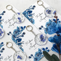 Porte-clés personnalisé avec prénom et fleurs bleues séchées – création artisanale élégante Créa By Sana
