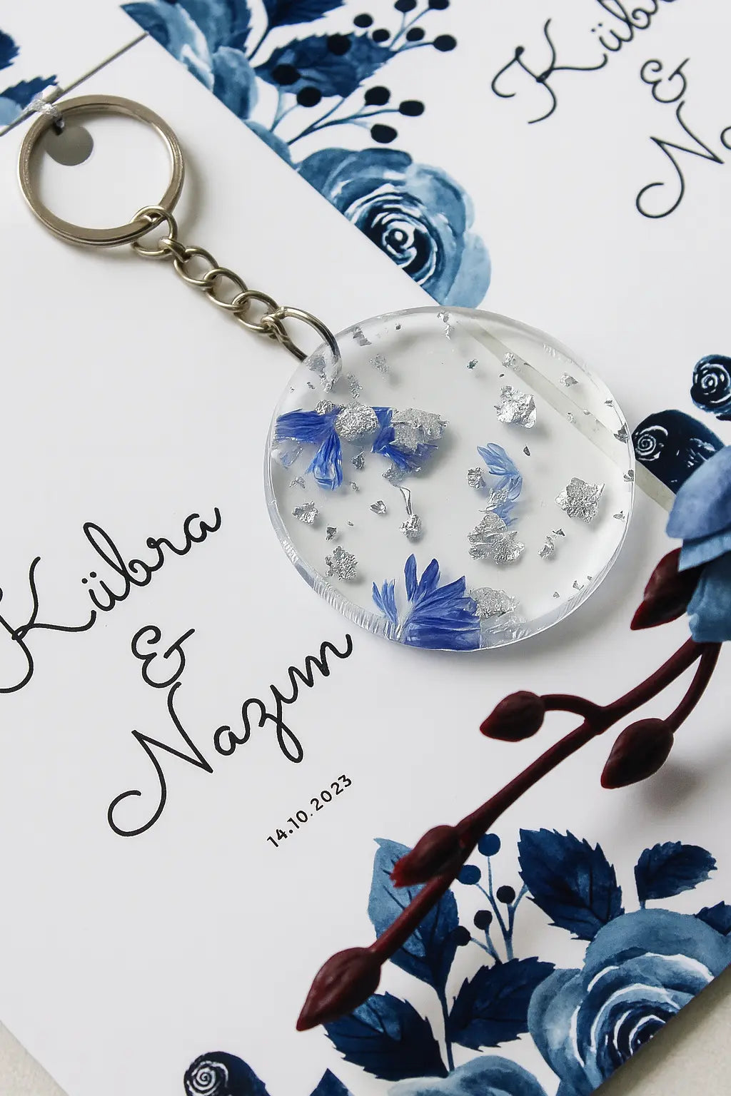 Porte-clés personnalisé avec prénom et fleurs bleues séchées – création artisanale élégante Créa By Sana
