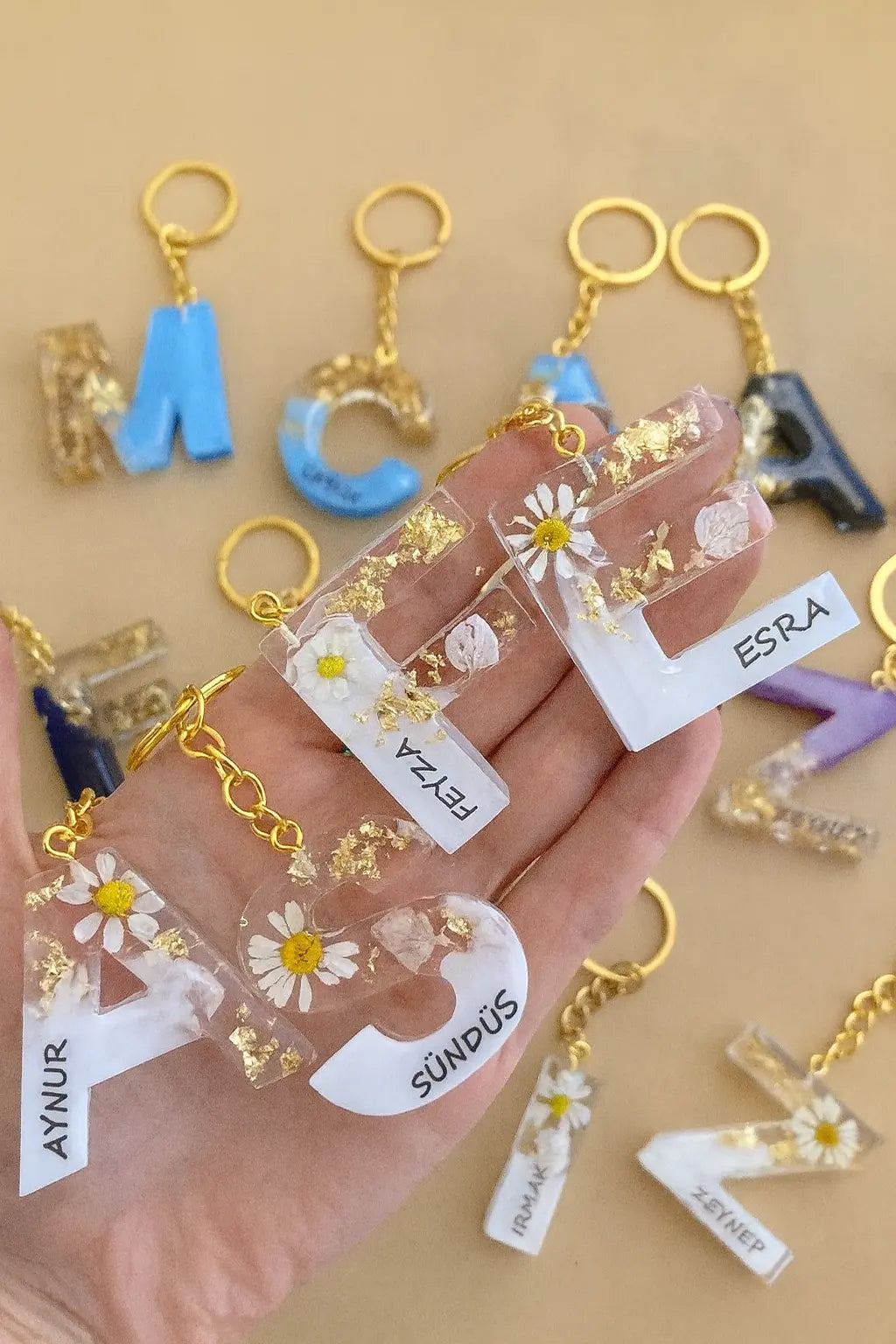 Porte-clés personnalisé famille en résine avec prénoms et fleurs séchées – création artisanale dorée Créa By Sana