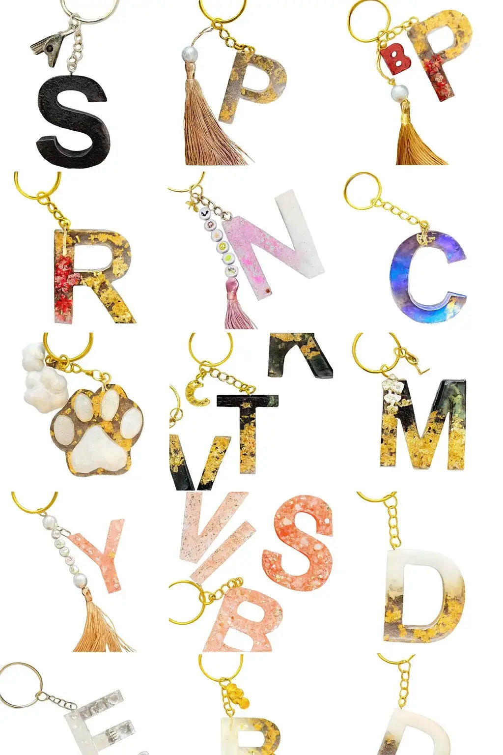 Porte-clés personnalisé famille en résine avec prénoms et fleurs séchées – création artisanale dorée Créa By Sana
