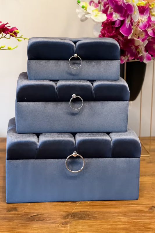 Trousseau de mariage moderne bleu en velours avec finitions dorées – Coffret de mariée personnalisé Créa By Sana
