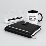 Agenda noir à patte surpiquée de blanc, étui de deux stylos et mug blanc à intérieur noir personnalisés au nom