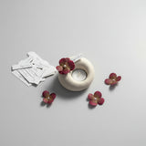 Bougeoir mariage ivoire avec bougie chauffe-plat, fleur d'hortensia bordeaux et étiquette de soirée henné