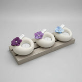 Bougeoirs mariage personnalisés ivoire avec fleurs d'hortensia violette et bleue, perle et étiquette aux prénoms