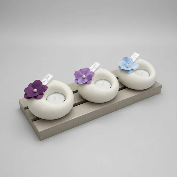 Bougeoirs mariage personnalisés ivoire avec fleurs d'hortensia violette et bleue, perle et étiquette aux prénoms