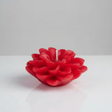 Bougie lotus rouge en gros plan pour cadeau invité mariage | CréaBySana