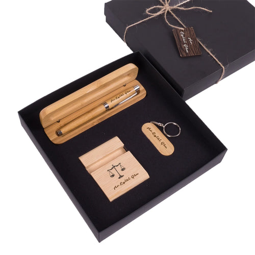 Cadeau avocate personnalisé : coffret noir avec stylo en bambou, support téléphone gravé de la balance de la justice et porte-clés au nom