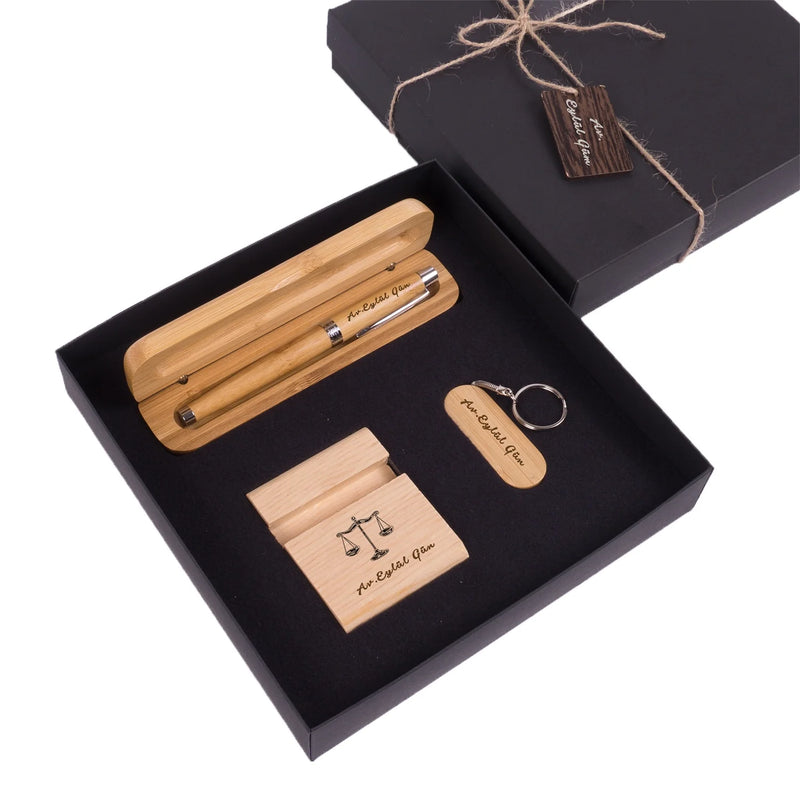 Cadeau avocate personnalisé : coffret noir avec stylo en bambou, support téléphone gravé de la balance de la justice et porte-clés au nom