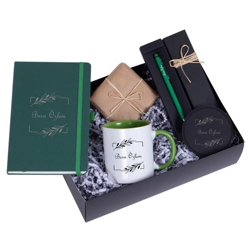 Cadeau collègue femme personnalisé : coffret noir avec carnet vert, mug, sous-verre et stylo au nom entre deux rameaux d'olivier