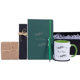 Coffret collègue déballé : carnet vert gravé au nom, stylo vert dans son étui, mug à anse verte et chocolat en kraft