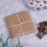 Chocolat emballé dans du papier kraft et noué de raphia, glissé dans le coffret cadeau collègue