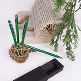 Stylos à bille verts à embout tactile, l'un gravé au nom, à côté de son étui noir