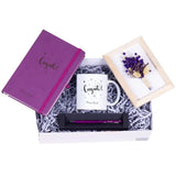 Coffret Congrats ouvert : carnet violet, mug au nom, stylo violet dans son étui et cadre de fleurs séchées dans une boîte blanche
