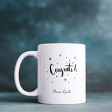 Mug blanc Congrats personnalisé au nom, entouré d'étoiles noires