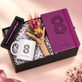 Cadeau journée de la femme personnalisé : coffret noir avec carnet violet au 8 fleuri, mug au nom, stylo gravé et bouquet de fleurs séchées