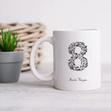 Mug blanc personnalisé au nom avec le chiffre 8 dessiné en fleurs pour la journée de la femme