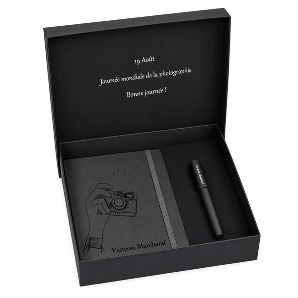 Coffret cadeau photographe — agenda cuir gravé et stylo métal | CréaBySana