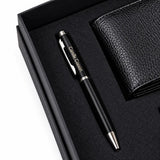 Stylo à bille noir gravé au nom, posé à côté du portefeuille dans le coffret papa