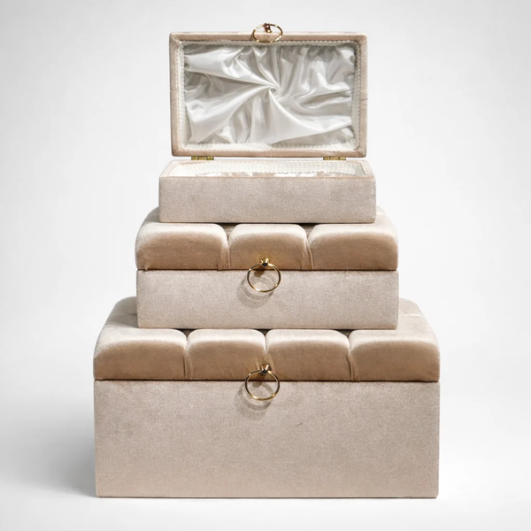Set de 3 coffrets trousseau Dounia en velours beige capitonné, coffret du haut ouvert