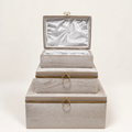 Set de 3 coffrets trousseau Sofia en velours beige lisse, coffret du haut ouvert
