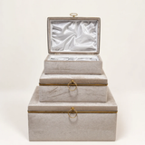 Set de 3 coffrets trousseau Sofia en velours beige lisse, coffret du haut ouvert
