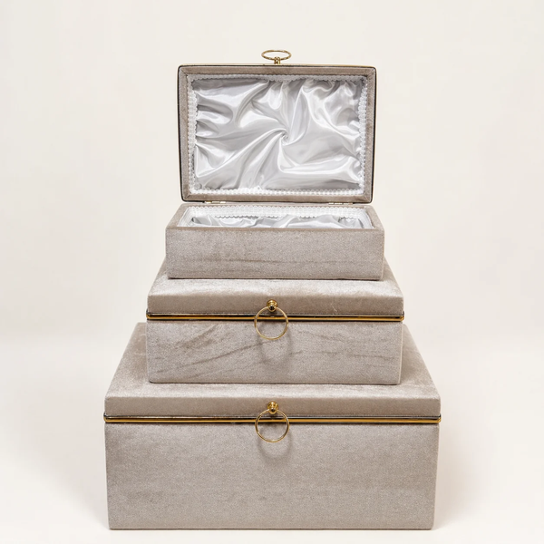 Set de 3 coffrets trousseau Sofia en velours beige lisse, coffret du haut ouvert