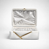 Coffret trousseau Malak ouvert, intérieur en satin blanc froncé