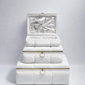 Set de 3 coffrets trousseau Nour en velours blanc nacré, coffret du haut ouvert